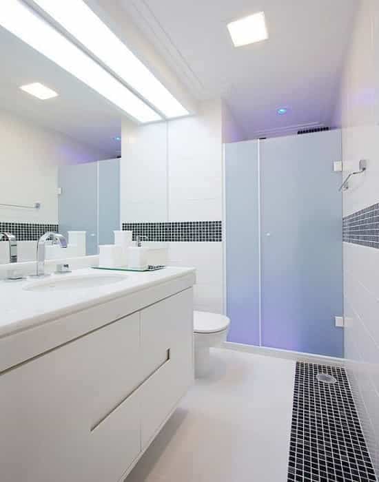 Box de abrir jateado de 8 mm com 01 porta móvel abrindo para dentro da ducha e 01 peça fixa com ferragens na tonalidade branca. Box de abrir jateado de 8 mm com 01 porta móvel abrindo para dentro da ducha e 01 peça fixa com ferragens na tonalidade branca.