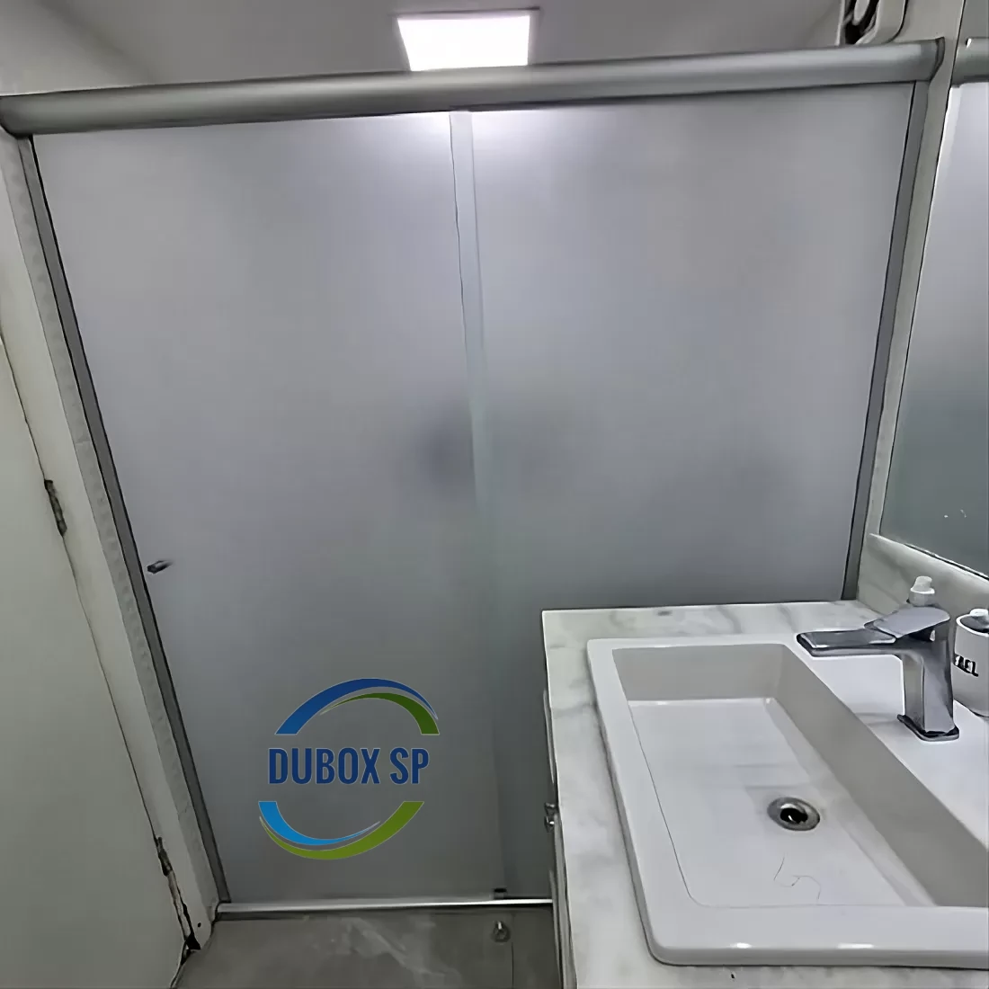 Box de banheriro com vidro jateado frontal